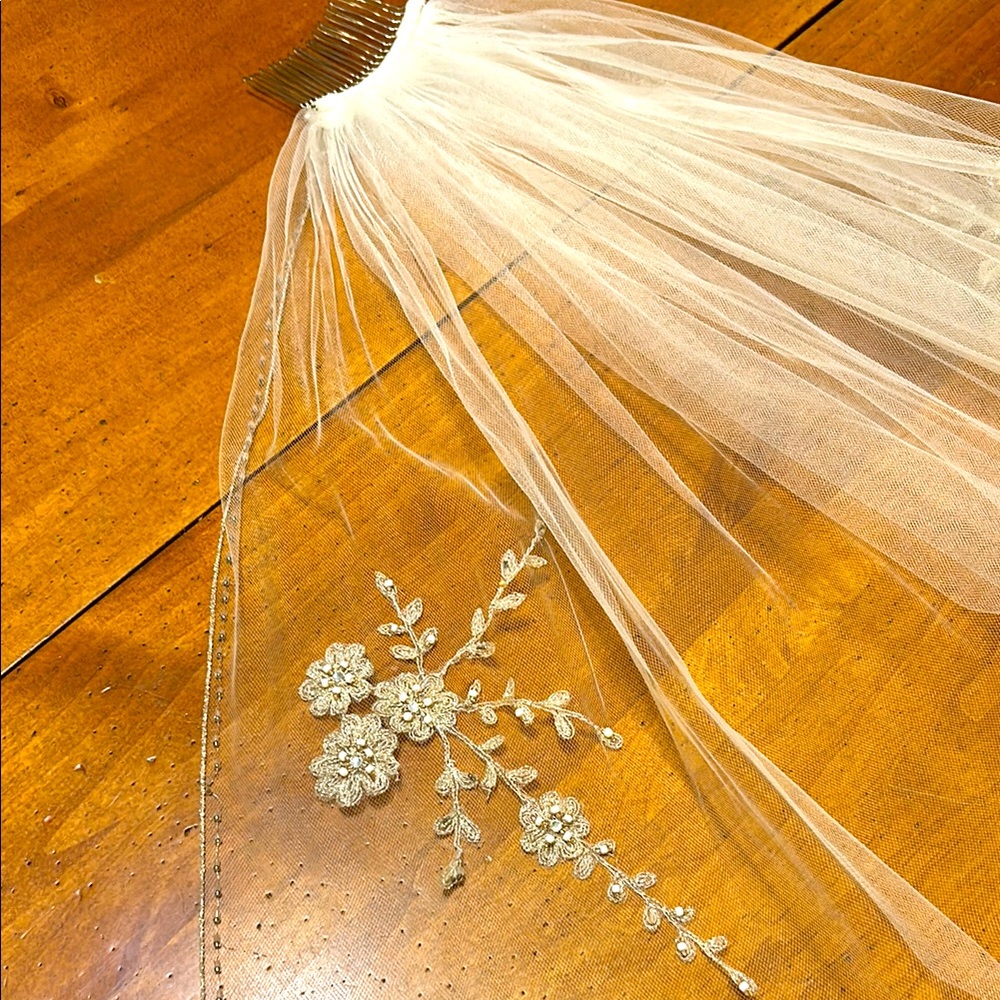 Romantic White Bridal Veil Hair Comb with Floral Embroidery
